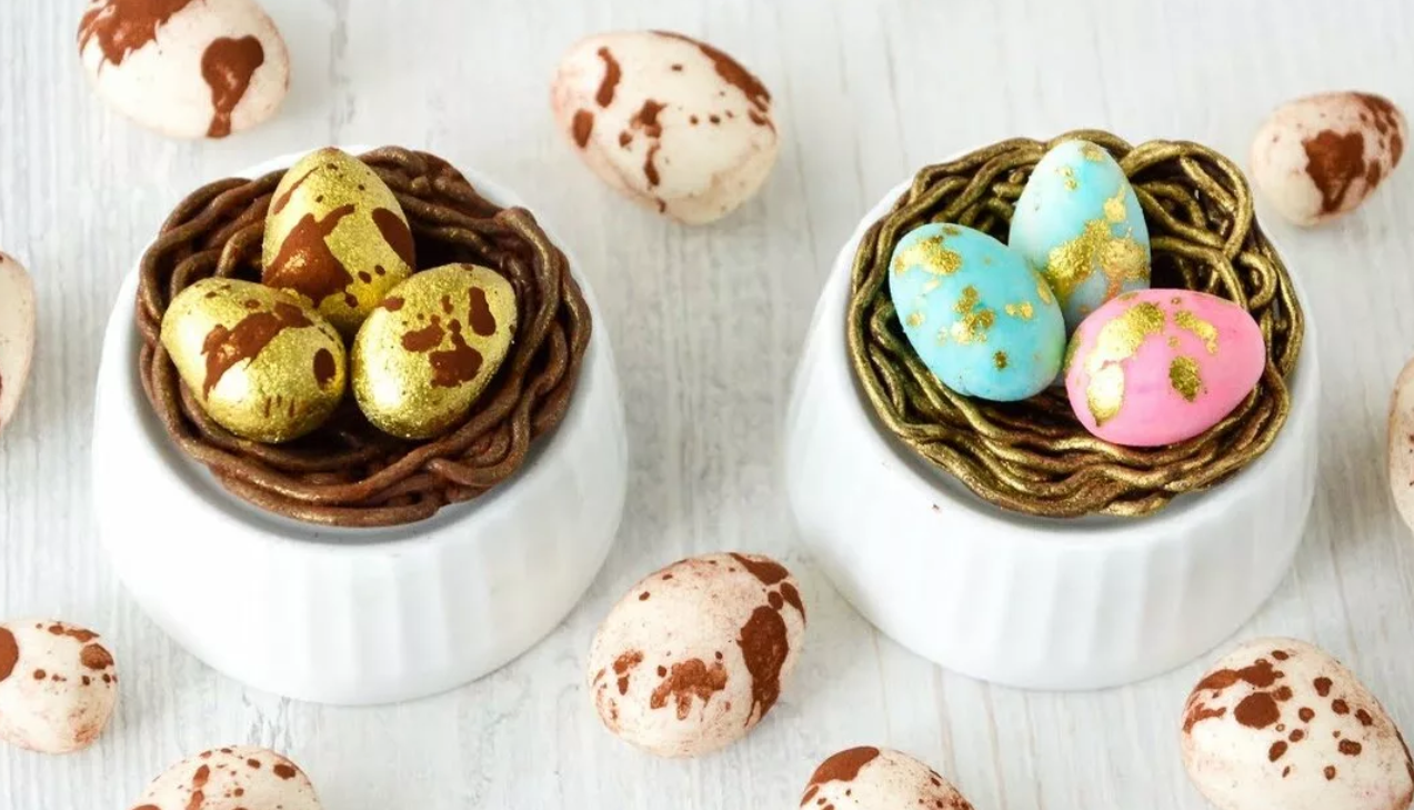 Гнездо из шоколада. Украшение куличей шоколадными яйцами. Сладкие яйца для пасхального декора. Куличи декор гнездо. Шоколадные пасхальные яйца.