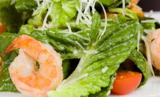 салат Цезар з креветками