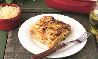 Лазанья з капустою і грудинкою