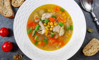 курячий суп з кукурудзою і зеленою квасолею