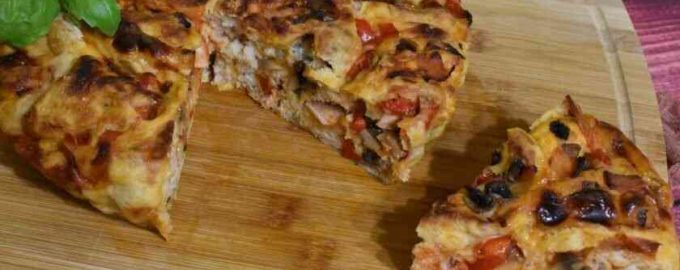 Піца-пиріг з грибами і шинкою
