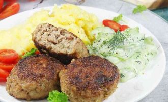 м'ясні котлети з солоними огірками