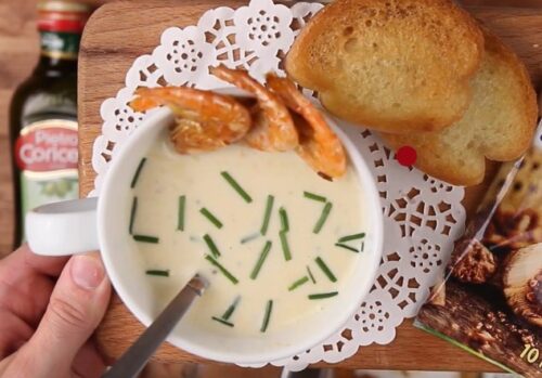 суп з цибулі шалот з картоплею і креветками