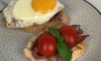 Брускета з пастою з квасолі, беконом і яйцем