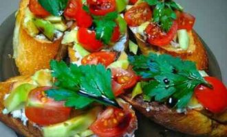 Брускета з сиром Рікотта, авокадо і помідорами