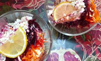 Листковий салат з копченою куркою і буряком