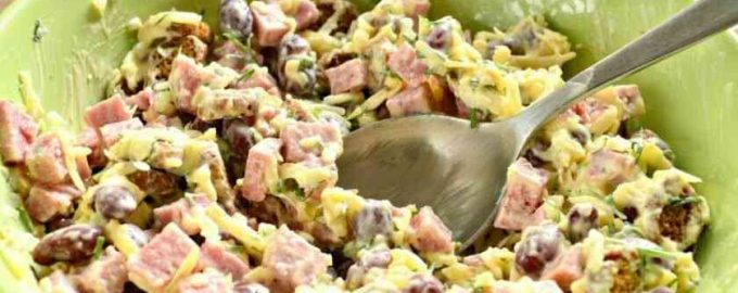 Німецький салат з квасолею і ковбасою