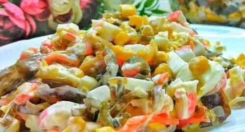 салат з крабових паличок з морською капустою і кукурудзою