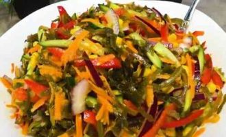 салат зі свіжих овочів і морської капусти