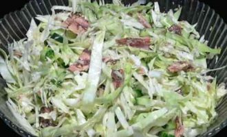 салат з тунцем, капустою і огірком