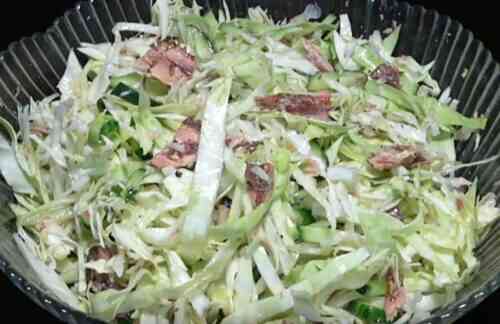 Готуємо корисний салат з тунцем, капустою і огірком