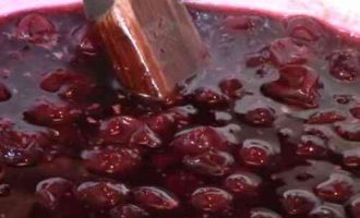 Варення з червоного агрусу з цілими ягодами