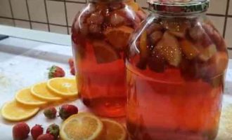 полуничний компот з апельсином