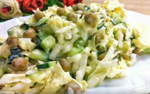 Рецепт салату з капусти з зеленим горошком і огірком