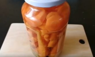пряної молода морква в банках