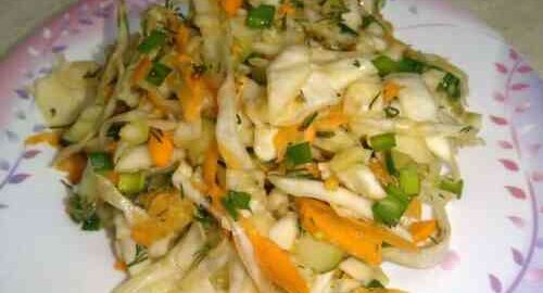 Салат з капусти з морквою, огірком і зернами гірчиці
