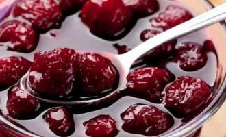 Варення із замороженої вишні з пектином і корицею
