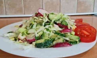 салат зі свіжої капусти, огірків і редиски