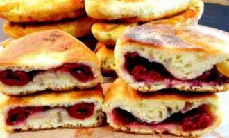 Смажені пиріжки на кефірі з замороженою вишнею