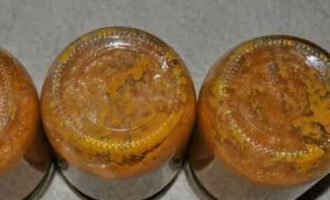 Ікра з кабачків з майонезом, томатною пастою і часником в домашніх умовах