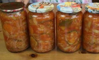 алат з капусти, перцю, помідорів, огірків, моркви і цибулі на зиму