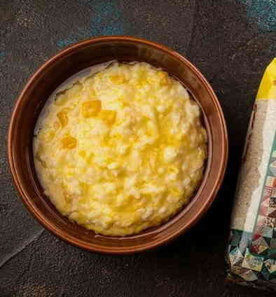 Рисова каша з гарбузом на молоці, приготована в каструлі на плиті