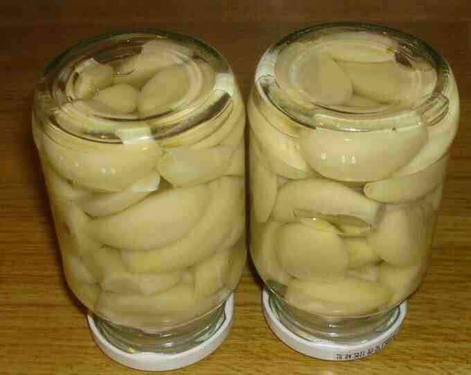 Маринований часник зубчиками в банці