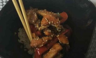 Рис по-китайськи з куркою, овочами і соусом теріякі