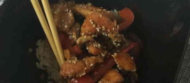 Рис по-китайськи з куркою, овочами і соусом теріякі