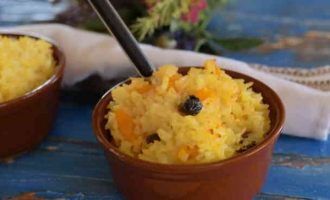 Каша з рису на молоці з гарбузом і родзинками