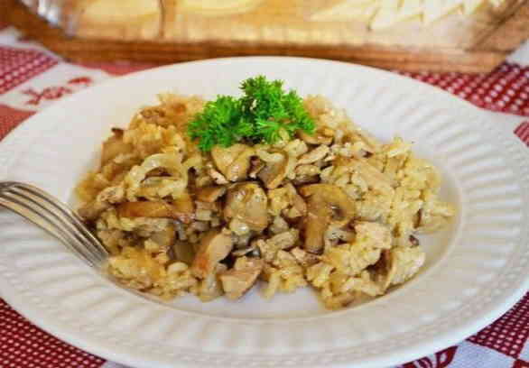 Рис з овочами, курячою грудкою і грибами