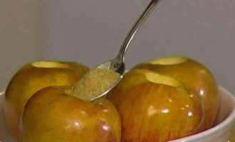 Яблука, запечені в духовці з цукром