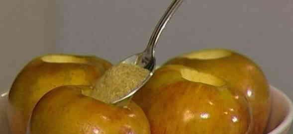 Яблука, запечені в духовці з цукром