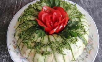 Салат з курки і свіжих огірків