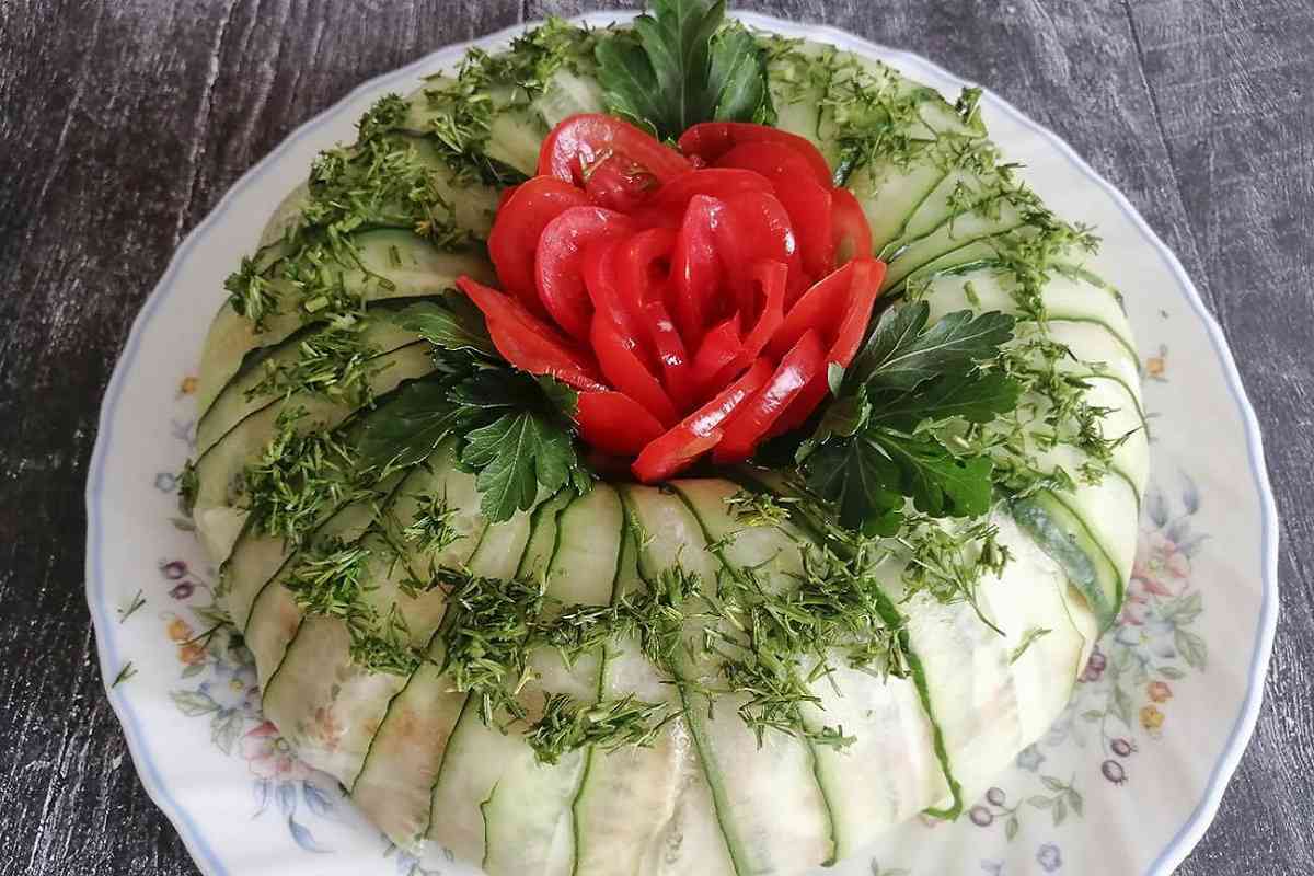 Салат з курки і свіжих огірків