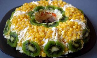 Салат з куркою, кукурудзою і ківі