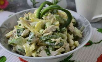 Салат з яєчними млинцями і куркою