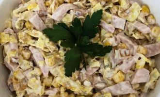 рецепт салату з копченою куркою і яєчними млинцями