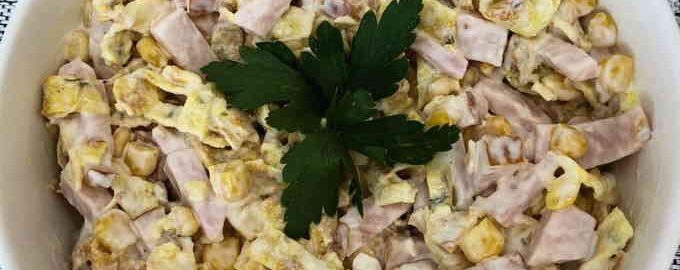 рецепт салату з копченою куркою і яєчними млинцями
