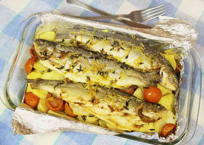 Філе риби, запечене з картоплею і овочами