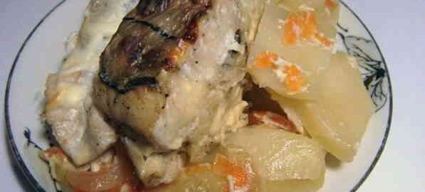риба з картоплею, цибулею і морквою в духовці
