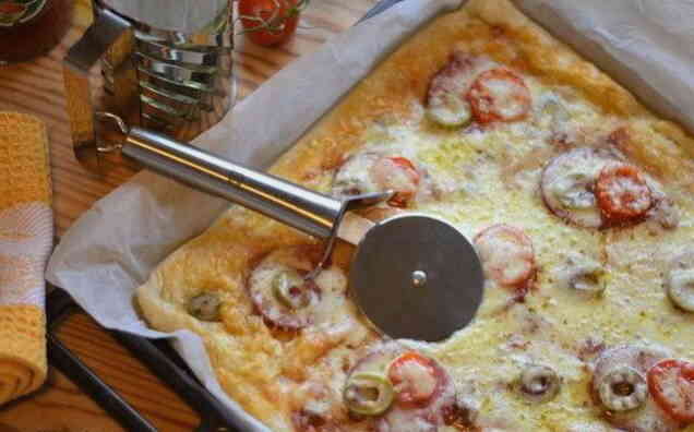 Домашня піца з листкового тіста в духовці