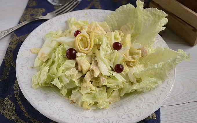 Простий і швидкий салат з яєчними млинцями і пекінською капустою