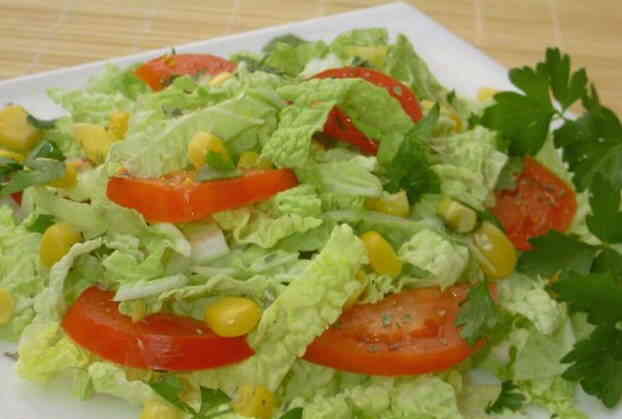 Салат з пекінською капустою, кукурудзою і помідорами