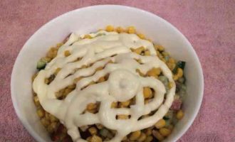 Салат з ковбасою, пекінською капустою і кукурудзою