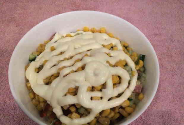 Салат з ковбасою, пекінською капустою і кукурудзою