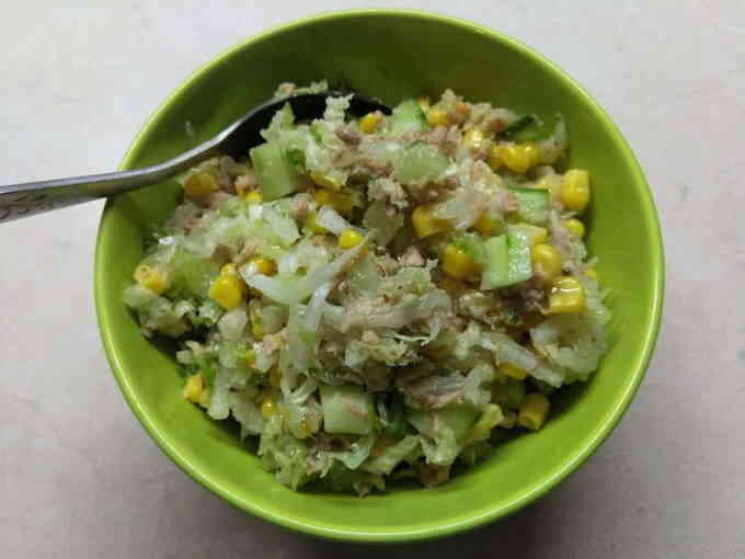 Салат з тунцем, пекінською капустою і кукурудзою