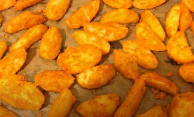 Часточки картоплі з паприкою в домашніх умовах