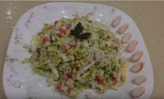 Салат з пекінською капустою, кукурудзою і крабовими паличками