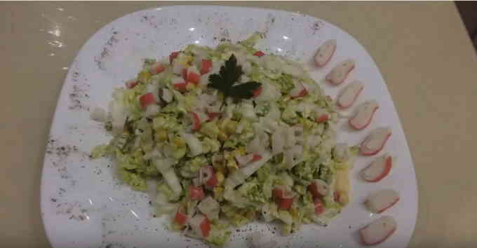 Салат з пекінською капустою, кукурудзою і крабовими паличками